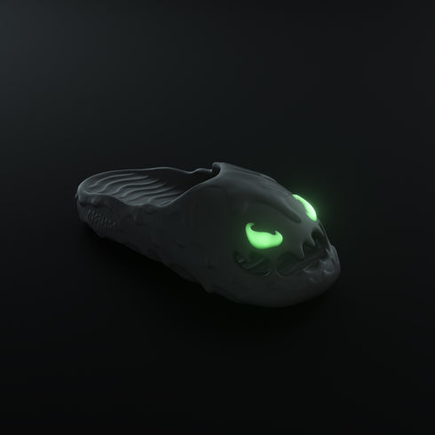 Oozeform Slideのグローウィングブラックスーツアイズ